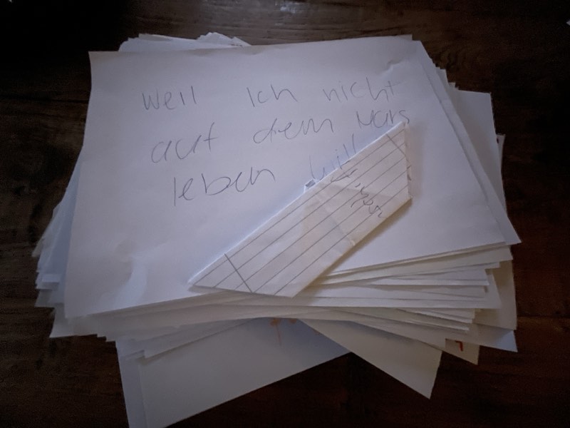 Stapel Briefe, obenauf „Weil ich nicht auf dem Mars leben will“